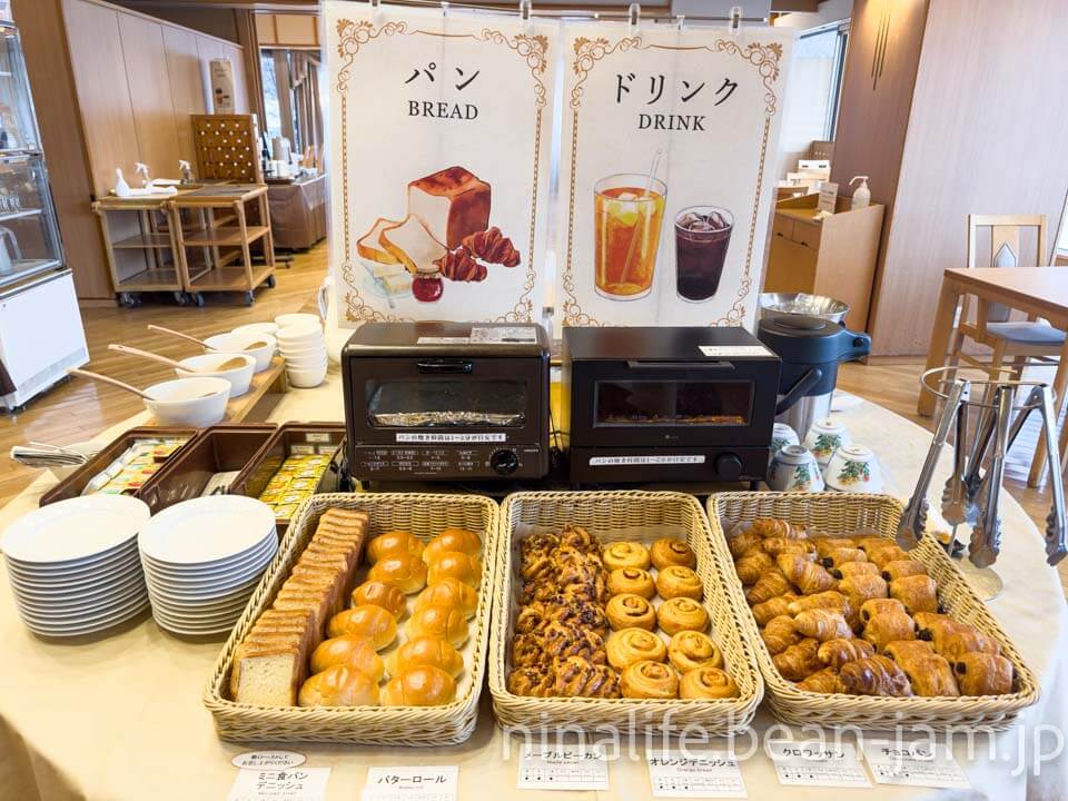 山形・蔵王国際ホテル朝食のパン・ドリンク